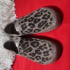Taos Convertawool Leopard Print Slippers